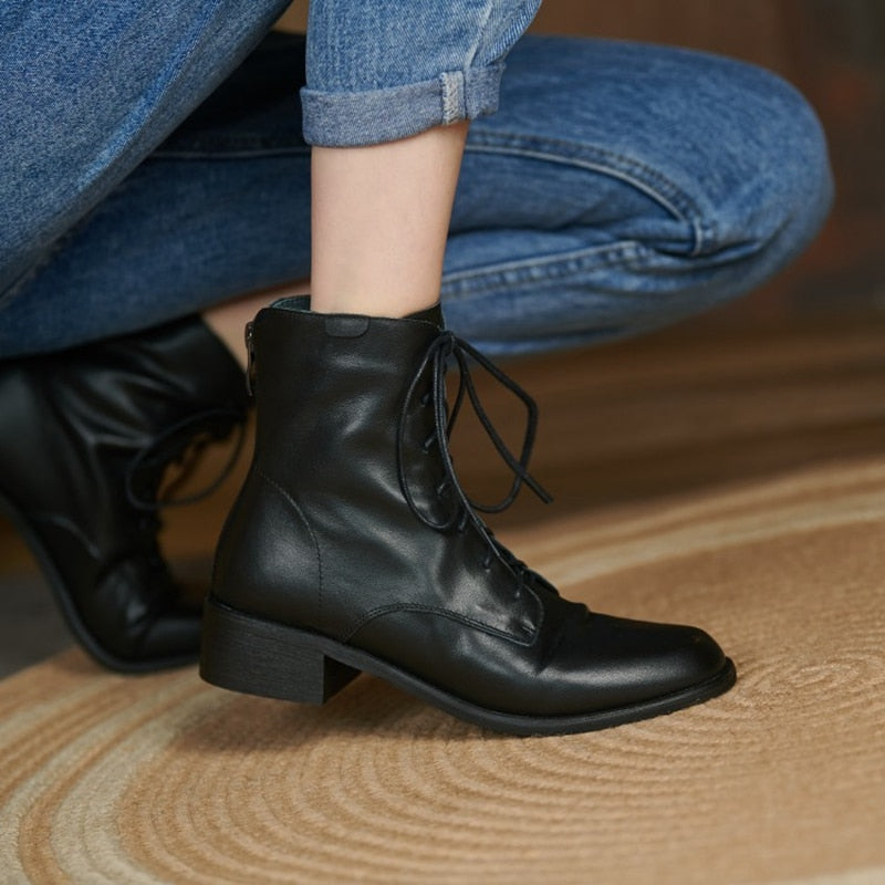 Bota Feminina Bristol Cano Curto de Couro com Zíper