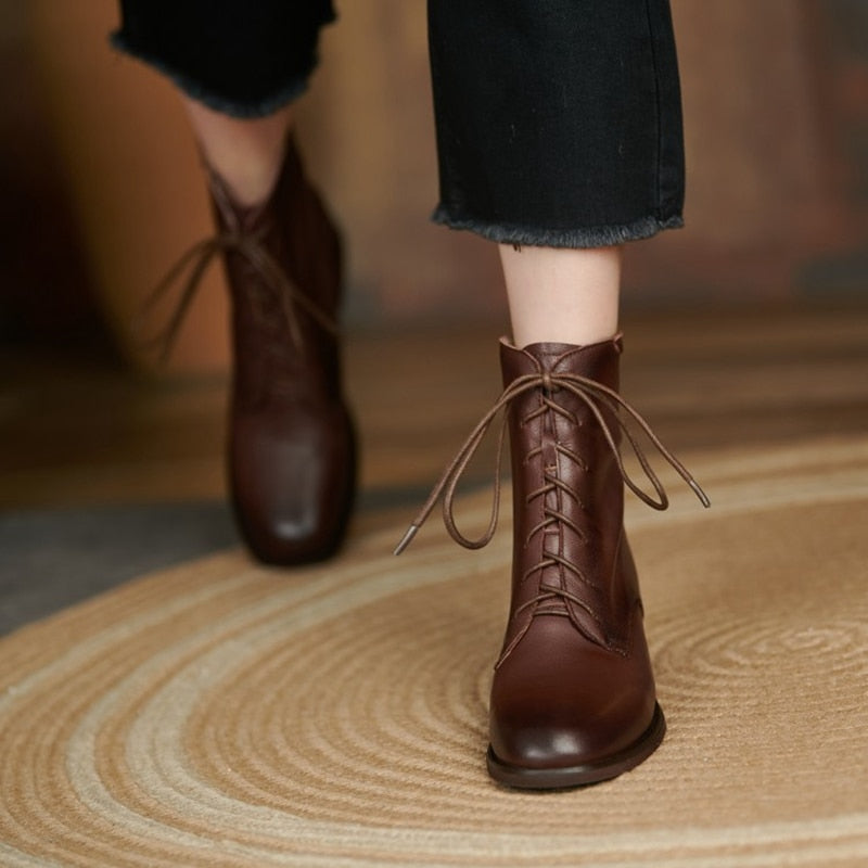 Bota Feminina Bristol Cano Curto de Couro com Zíper