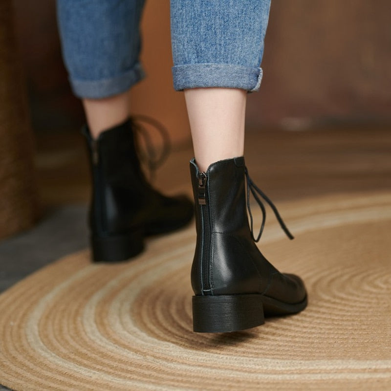Bota Feminina Bristol Cano Curto de Couro com Zíper