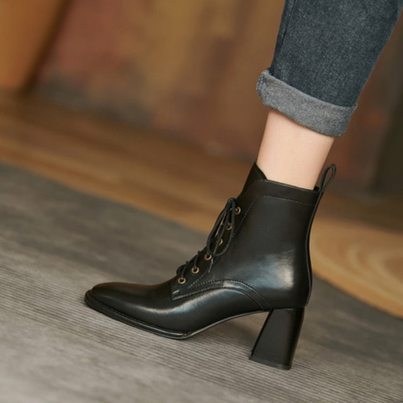 Bota Feminina Chester de Couro com Zíper