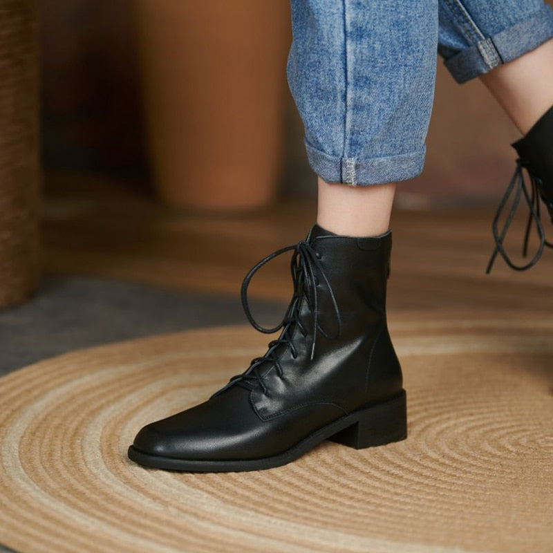 Bota Feminina Bristol Cano Curto de Couro com Zíper