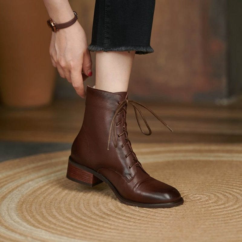 Bota Feminina Bristol Cano Curto de Couro com Zíper