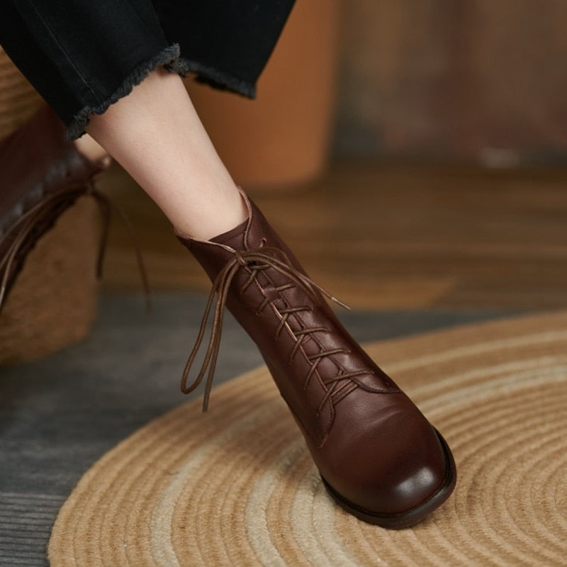 Bota Feminina Bristol Cano Curto de Couro com Zíper